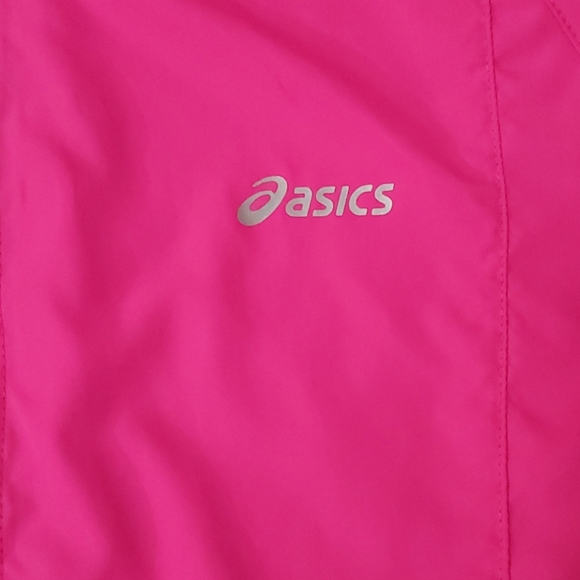 Asics Packable Windbreaker Jacket in Neon Pink - Picture 2 of 5